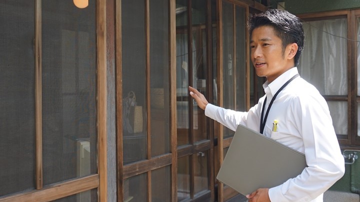 物件を案内する杉野